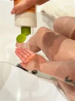 laSaponaria 2 az 1-ben tusfürdő és sampon BIO naranccsal és C-vitaminnal az egész család számára 30 ml - édes és élénkítő illattal