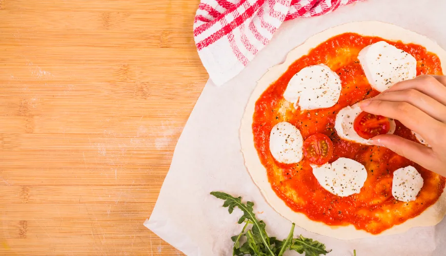 Nagyszerű pizza élesztő nélkül, amely mindenkit megörvendeztet