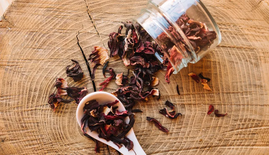 A rooibos nem tartalmaz koffeint, és ideális a test ellazítására.