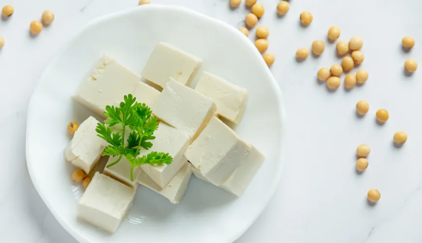 Tofu receptek, amelyek sokoldalúságukkal lepnek meg